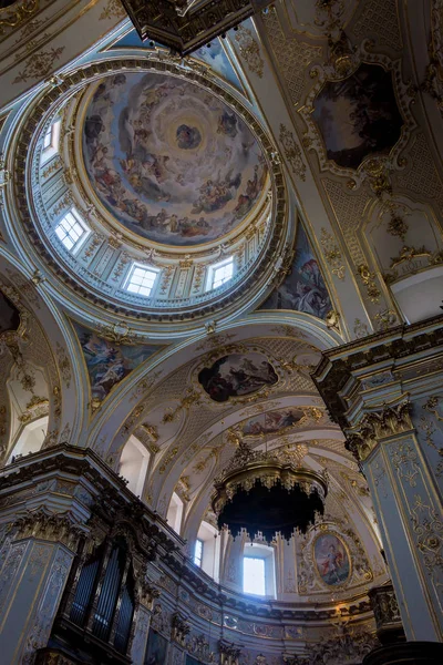 BERGAMO, LOMBARDIA / ITALIA - 26 DE JUNIO: Vista interior de la catedral —  Fotos de Stock