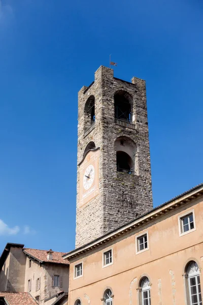 BERGAMO, LOMBARDIA / ITALIA - 26 DE JUNIO: Vista de Piazza Vecchia en Be —  Fotos de Stock