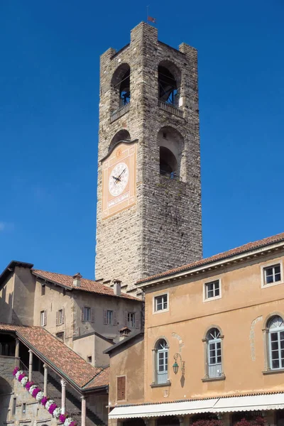 BERGAMO, LOMBARDIA / ITALIA - 26 DE JUNIO: Torre Cívica (Campanone - Grande —  Fotos de Stock