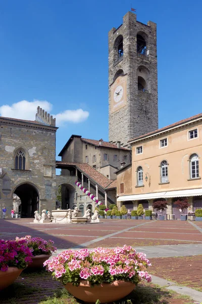 Bergamo, Lombardy/İtalya - Haziran 26: Piazza Vecchia görünümünü olmak — Stok fotoğraf