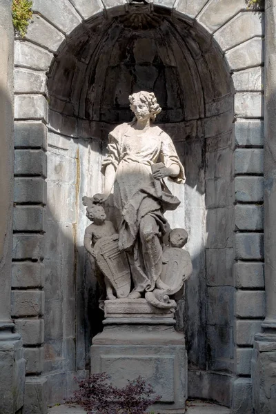 BERGAMO, LOMBARDY / ITALY - JUNE 26: Statue in Bergamo on June 26 — стоковое фото