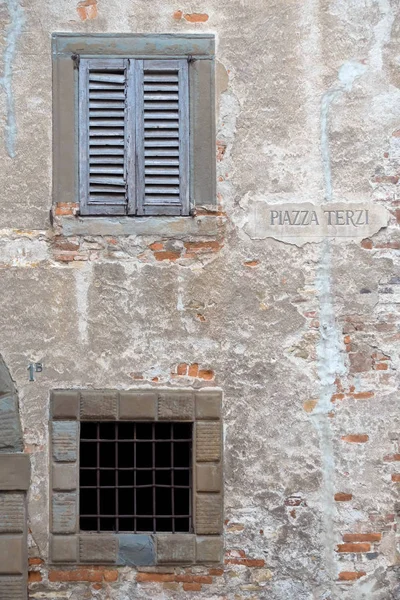 Bergamo, Lombardy/İtalya - Haziran 26: Piazza T girişinde duvar — Stok fotoğraf