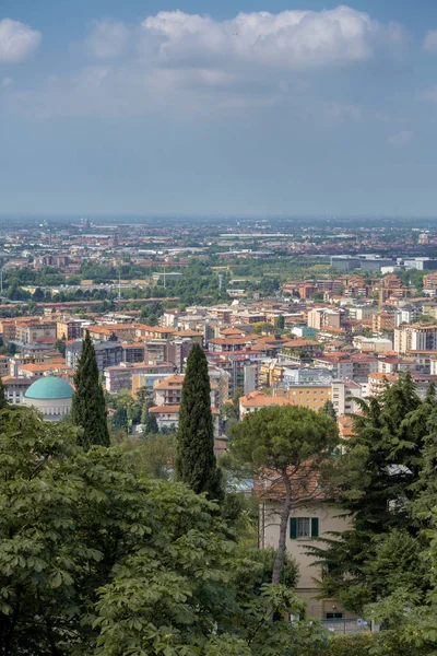 BERGAMO, LOMBARDIA / ITALIA - 26 DE JUNIO: Vista desde Citta Alta en Berg — Foto de Stock