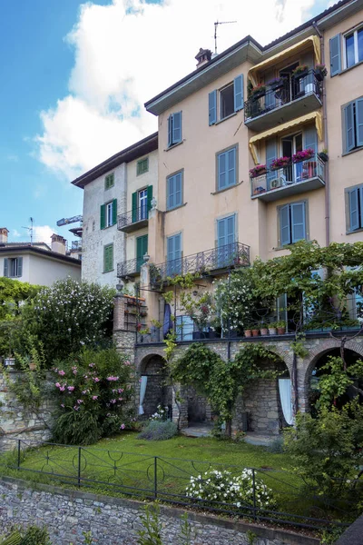 BERGAMO, LOMBARDIA / ITALIA - 26 DE JUNIO: Vista desde Citta Alta en Berg — Foto de Stock