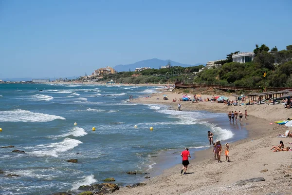 Calahonda, Andalucia/Espanha - 2 de julho: Pessoas desfrutando a praia — Fotografia de Stock