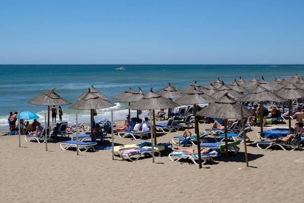 Calahonda, Andalusië/Spanje - 2 juli: Mensen genieten van het strand — Stockfoto