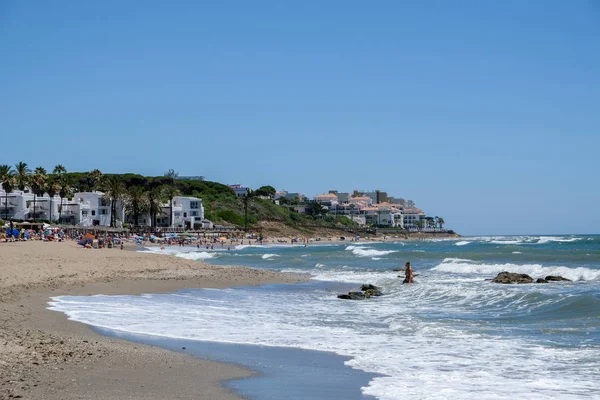 CALAHONDA, ANDALUCIA / SPAGNA - 2 LUGLIO: Le persone che si godono la spiaggia — Foto Stock