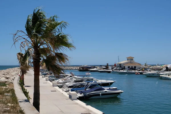 Cabo Pino, Andalusien/Spanien - 2 juli: Båtar i marinan i hytten — Stockfoto
