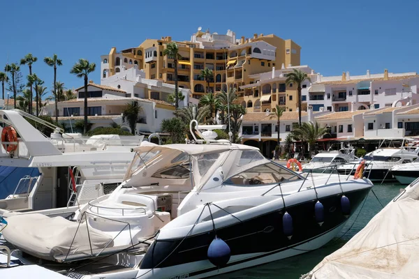 Cabo pino, andalucia / spanien - 2. juli: boote in der marina am cab — Stockfoto