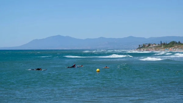 Cabo Pino, Andalusien/Spanien - 2 juli: Personer surfa på Cabo Pin — Stockfoto
