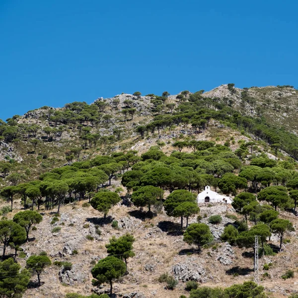 MIJAS, ANDALUCIA / ESPAÑA - 3 DE JULIO: Capilla en la ladera de Mijas — Foto de Stock