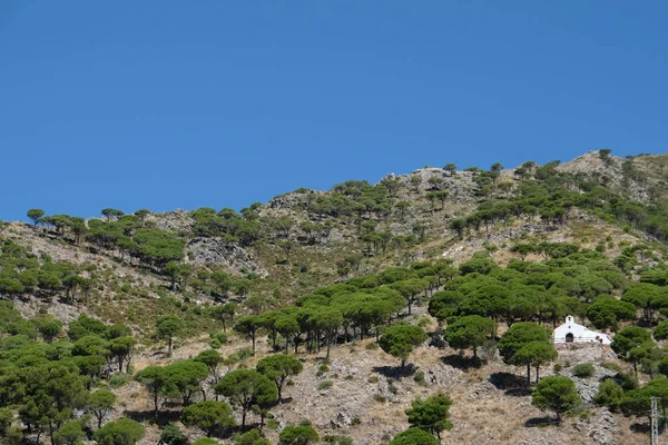 MIJAS, ANDALUCIA / ESPAÑA - 3 DE JULIO: Capilla en la ladera de Mijas — Foto de Stock