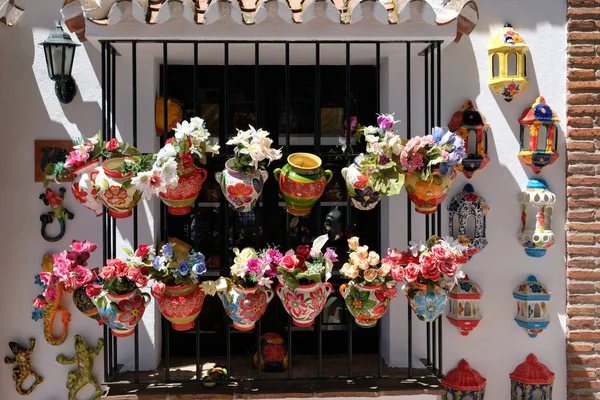 Mijas, Andalusië/Spanje - 3 juli: Kleurrijke vazen te koop in Mi — Stockfoto