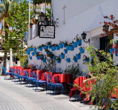 Mijas, Andalucia/İspanya - 3 Temmuz: Tipik sokak Cafe Mijas  