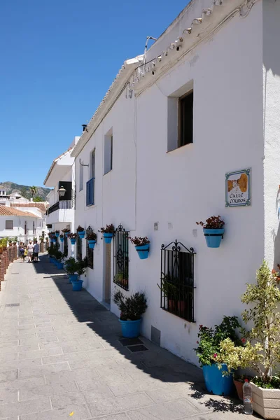 MIJAS, ANDALUCIA/SPAIN - JULY 3 : Typical Street Scene in Mijas — Stock Photo, Image