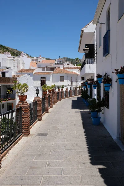 Mijas, Andalusien/Spanien - 3 juli: Visa tegel bryggor och blå F — Stockfoto