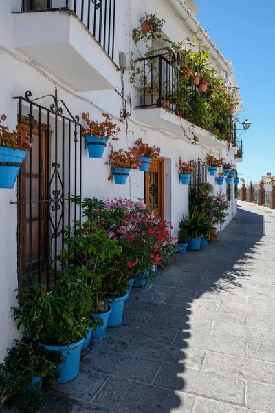 Mijas, Andalusië/Spanje - 3 juli: Typische straatbeeld in Mijas — Stockfoto