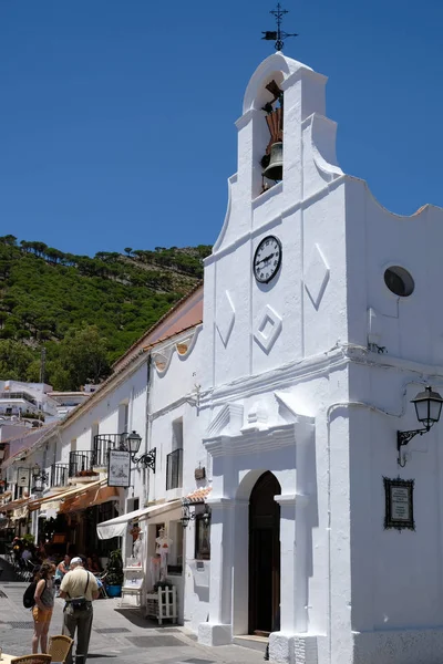 MIJAS, ANDALUCIA / ESPAÑA - 3 DE JULIO: Típico café callejero en Mijas — Foto de Stock