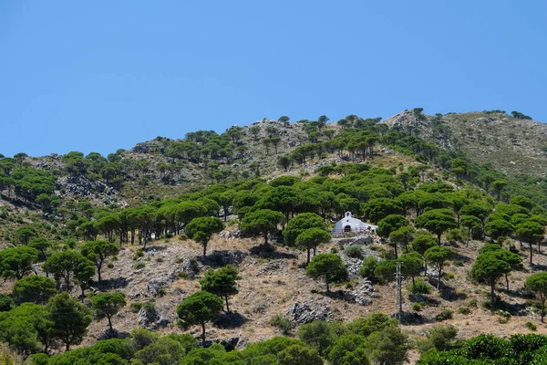 MIJAS, ANDALUCIA / ESPAÑA - 3 DE JULIO: Capilla en la ladera de Mijas — Foto de Stock