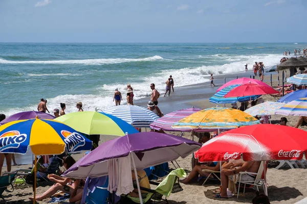 Fuengirola, Andalusien/Spanien - 4 juli: Människor njuter av stranden — Stockfoto