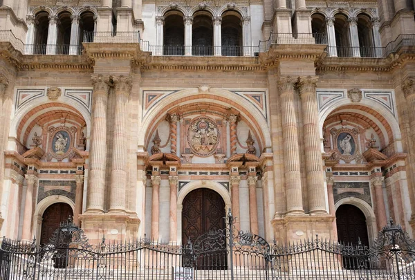 Malaga, Andalusië/Spanje - 5 juli: Uitzicht op de kathedraal in — Stockfoto