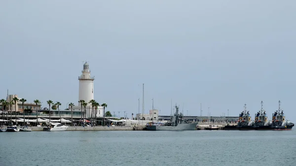 Malaga, Andalusien / Spanien - 5. Juli: Leuchtturm im Hafen — Stockfoto