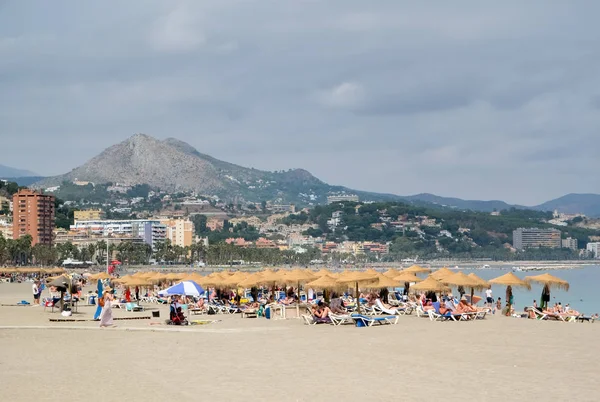 MALAGA, ANDALUCIA / SPAGNA - LUGLIO 5: Le persone che si rilassano sulla spiaggia — Foto Stock