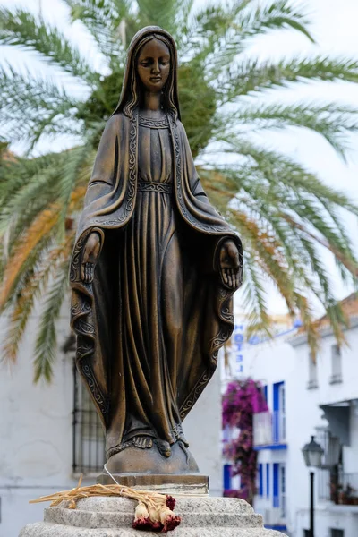 Marbella, Andalusië/Spanje - 6 juli: Standbeeld van de Madonna in Ma — Stockfoto