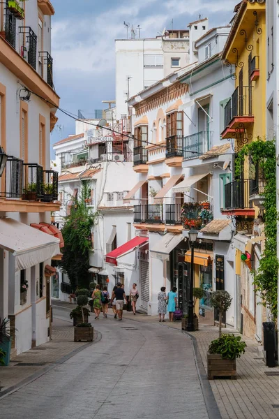 MARBELLA, ANDALUCIA / ESPAÑA - 6 DE JULIO: Escena callejera en Marbella Sp — Foto de Stock