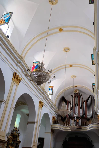 MARBELLA, ANDALUCIA/SPAIN 6 กรกฎาคม: ภายในโบสถ์ของ t — ภาพถ่ายสต็อก