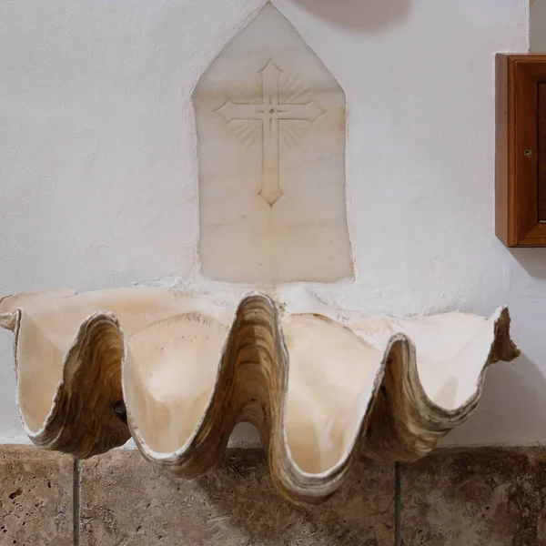 Marbella, Andalusien/Spanien - 6 juli: Seashell teckensnitt i kyrkan — Stockfoto