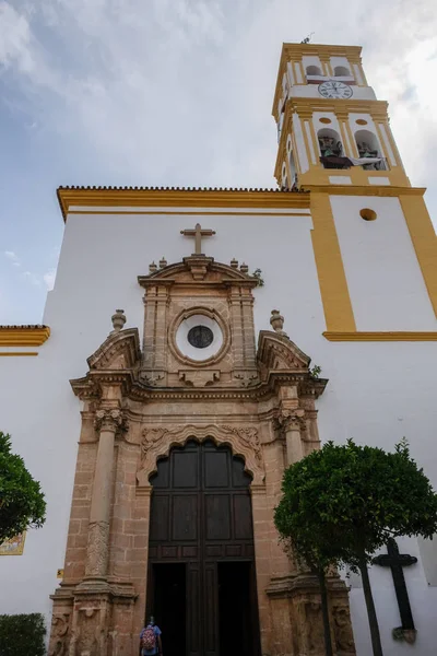Marbella, Andalusië/Spanje - 6 juli: Uitzicht richting de kerk van — Stockfoto