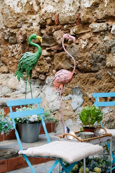 Marbella, Andalusië/Spanje - 6 juli: Groen en roze flamingo's in — Stockfoto