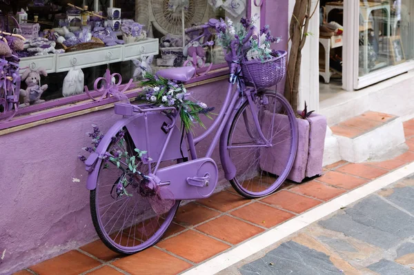 MARBELLA, ANDALUCIA / SPAIN - JULY 6: Lavender Bicycle outside a — стоковое фото