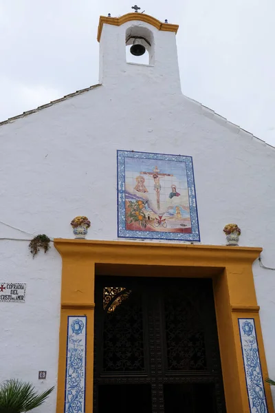 Marbella, Andalusië/Spanje - 6 juli: Kleine kerk in Plaza De Lo — Stockfoto