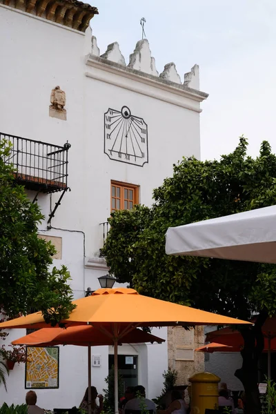MARBELLA, ANDALUCIA/SPAIN - JULY 6 : Building with a Sundial in — Stock Photo, Image