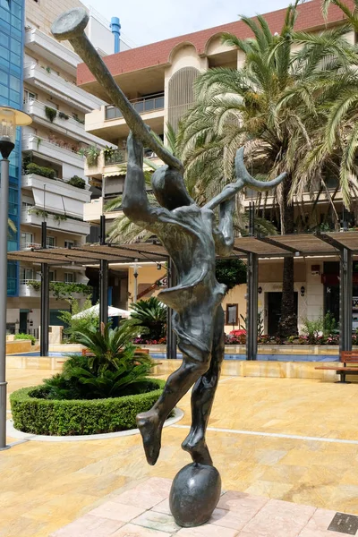 MARBELLA, ANDALUCIA / ESPAÑA - 6 DE JULIO: Estatua de Mercurio por Salvador — Foto de Stock