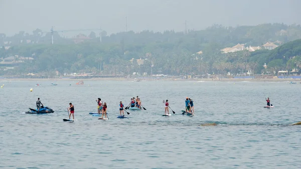 Marbella, Andalusie/Španělsko - 6. července: Lidé těší watersports — Stock fotografie