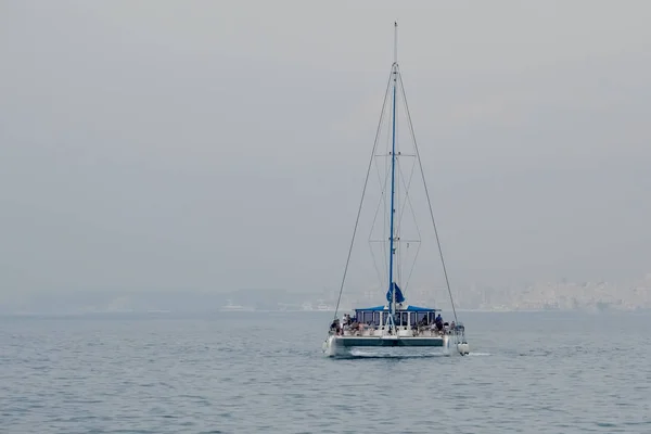 MARBELLA, ANDALUCIA / ESPAÑA - 6 DE JULIO: Catamarán entrando en el Harb —  Fotos de Stock