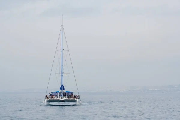 MARBELLA, ANDALUCIA / SPAGNA - 6 LUGLIO: Catamarano che entra nell'Harb — Foto Stock