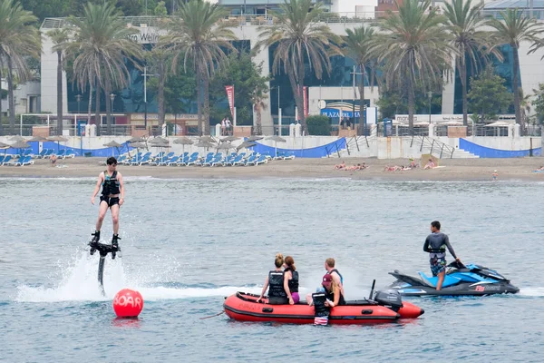 Marbella, Andalusie/Španělsko - 6. července: Lidé těší watersports — Stock fotografie