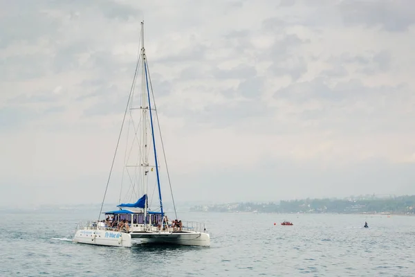 MARBELLA, ANDALUCIA / ESPAÑA - 6 DE JULIO: Catamarán entrando en el Harb —  Fotos de Stock