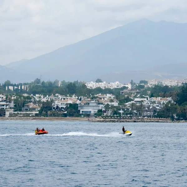 MARBELLA, ANDALUCIA / ESPAÑA - 6 DE JULIO: Gente disfrutando de los deportes acuáticos —  Fotos de Stock