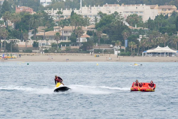 Marbella, Andalusie/Španělsko - 6. července: Lidé těší watersports — Stock fotografie