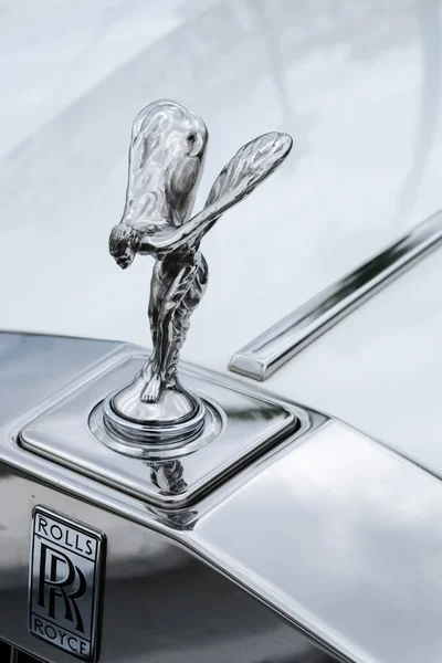 PUERTO BANUS, ANDALUCIA / SPAIN - JULY 6: Rolls Royce Emblem in P — стоковое фото