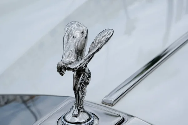 PUERTO BANUS, ANDALUCIA/SPAIN - JULY 6 : Rolls Royce Emblem in P — Stock Photo, Image