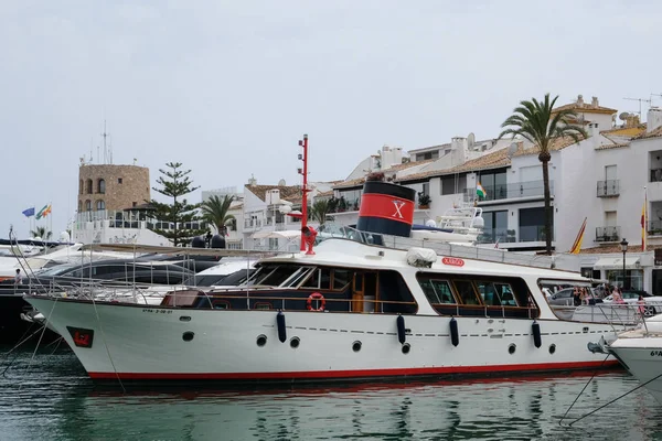 PUERTO BANUS, ANDALUCIA / ESPAÑA - 6 DE JULIO: Vista del puerto en — Foto de Stock