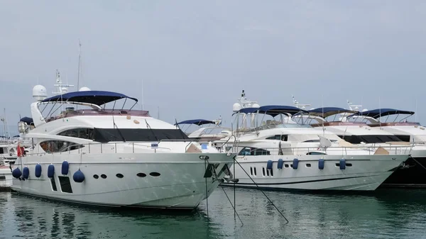 PUERTO BANUS, ANDALUCIA / ESPAÑA - 6 DE JULIO: Vista del puerto en — Foto de Stock