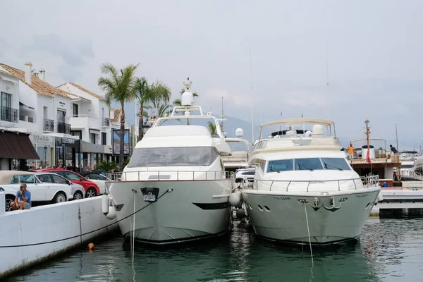 Puerto Banus, Andalusien/Spanien - 6 juli: Utsikt över hamnen i — Stockfoto