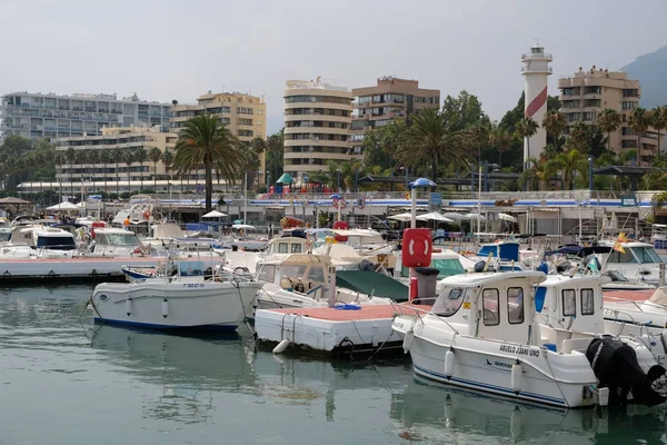 Puerto Banus, Andalusie/Španělsko - 6. července: Pohled z přístavu v — Stock fotografie
